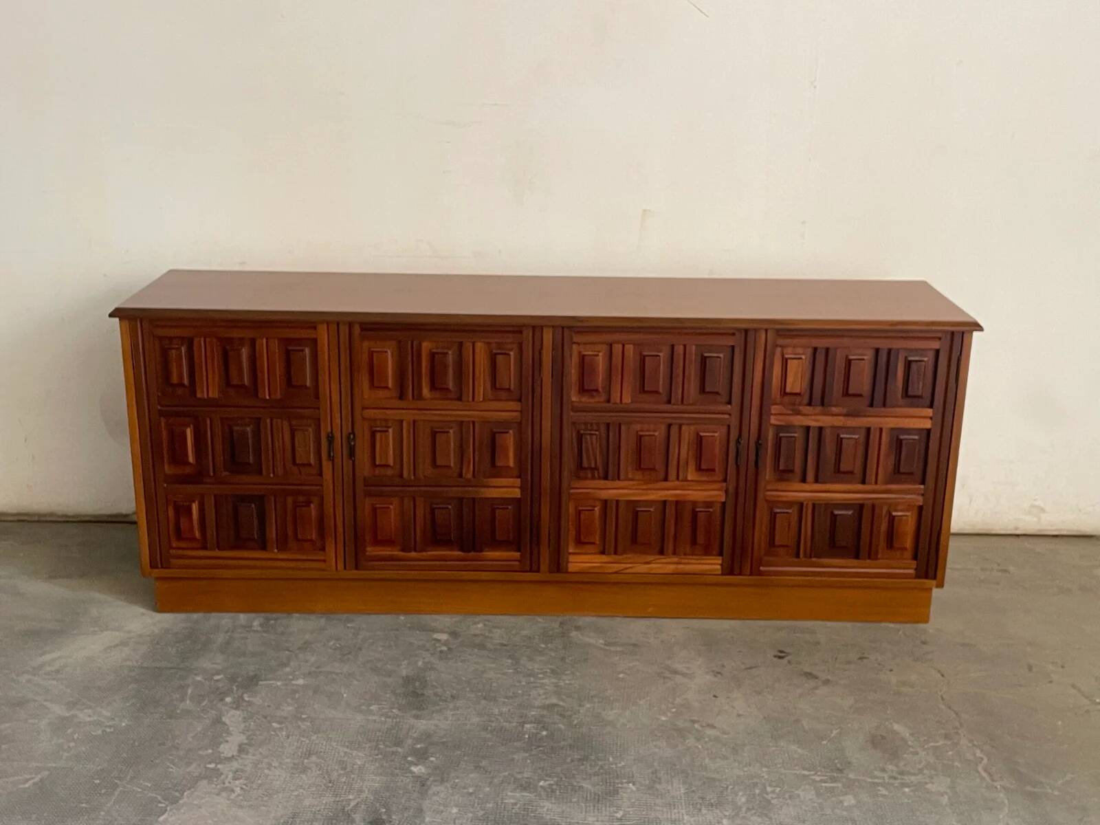 Buffet brutaliste espagnol