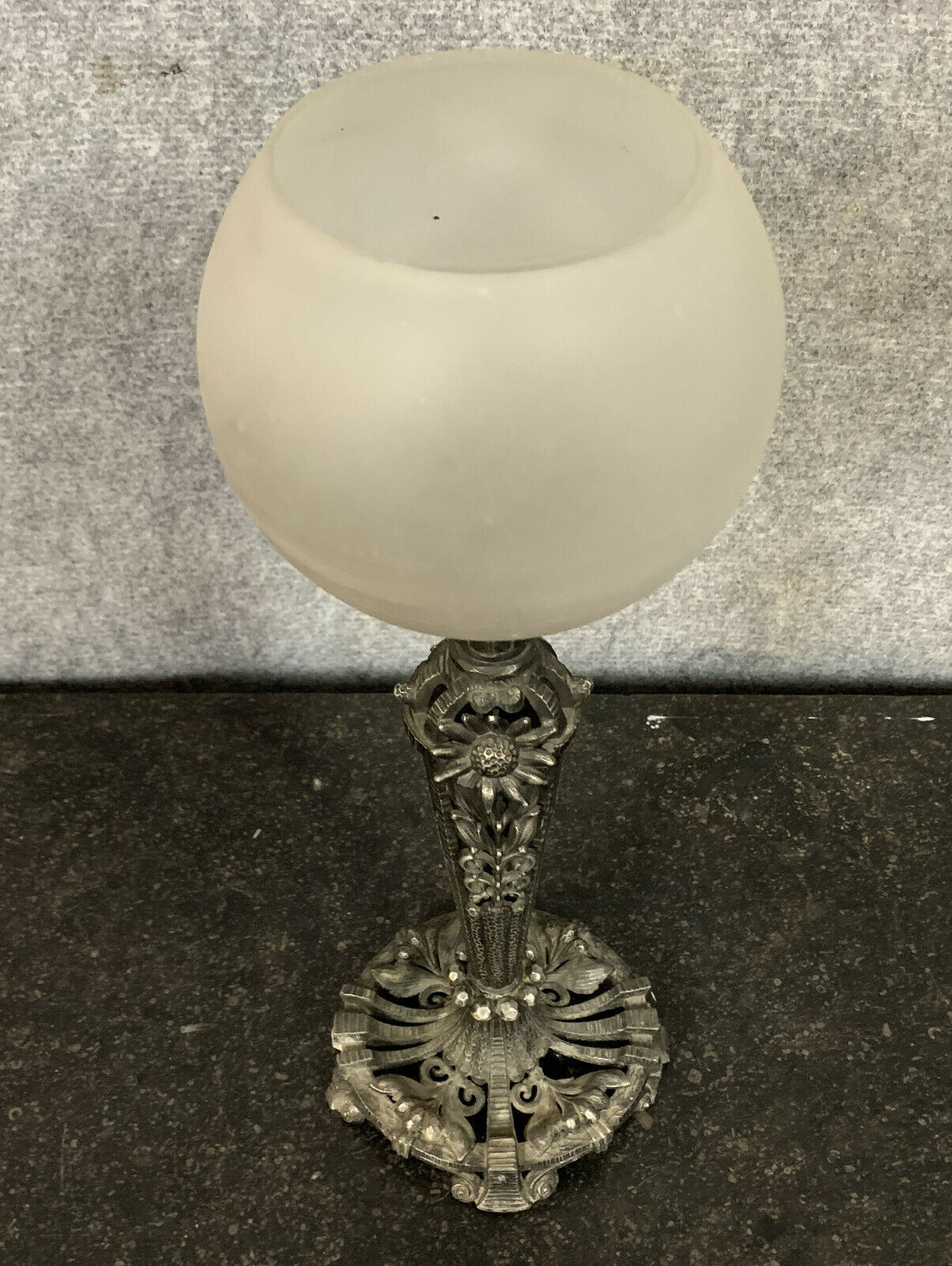 Lampe époque Art Déco en bronze argenté et opaline vers 1850