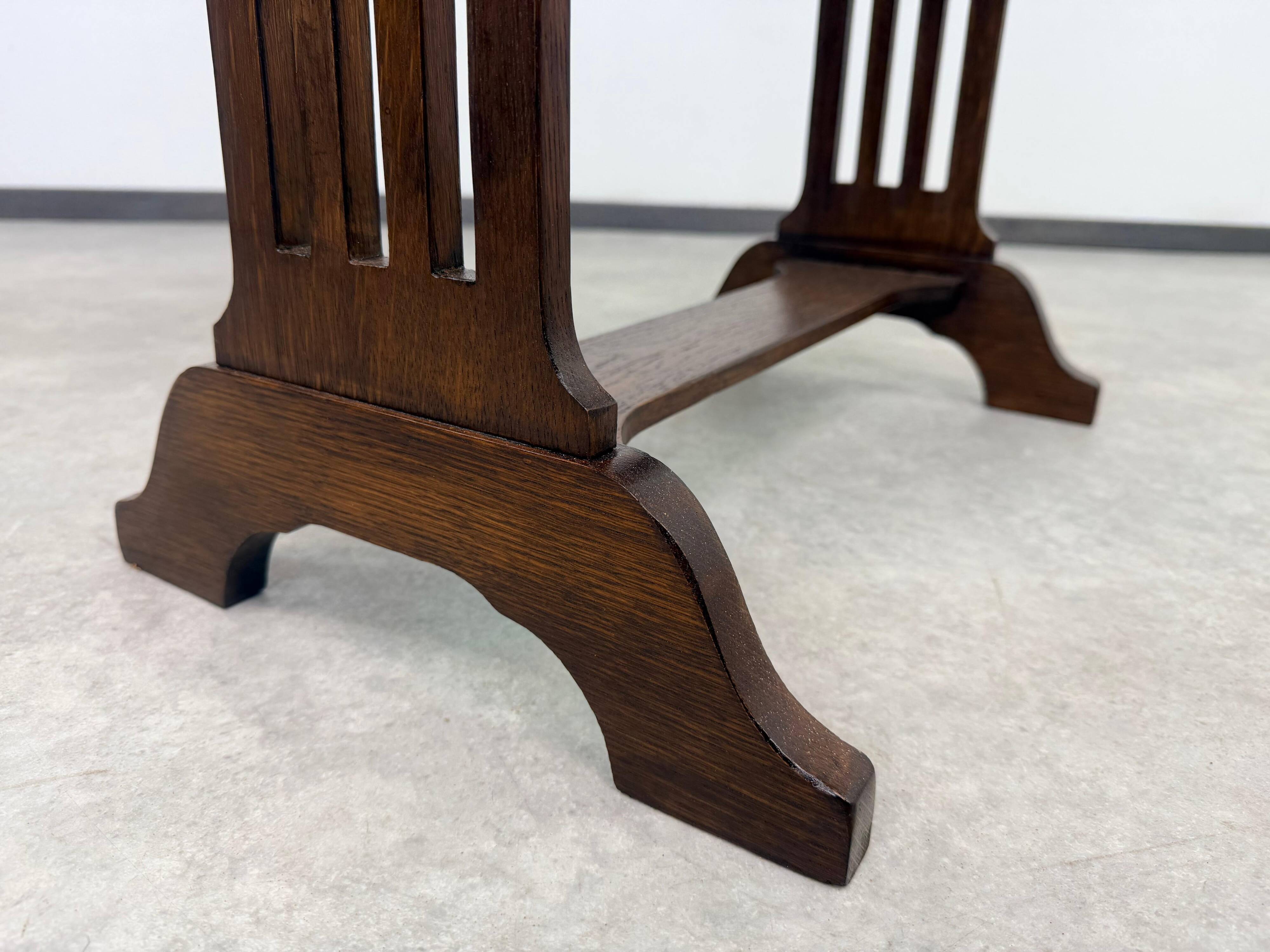 Table de service dans le style de la sécession viennoise