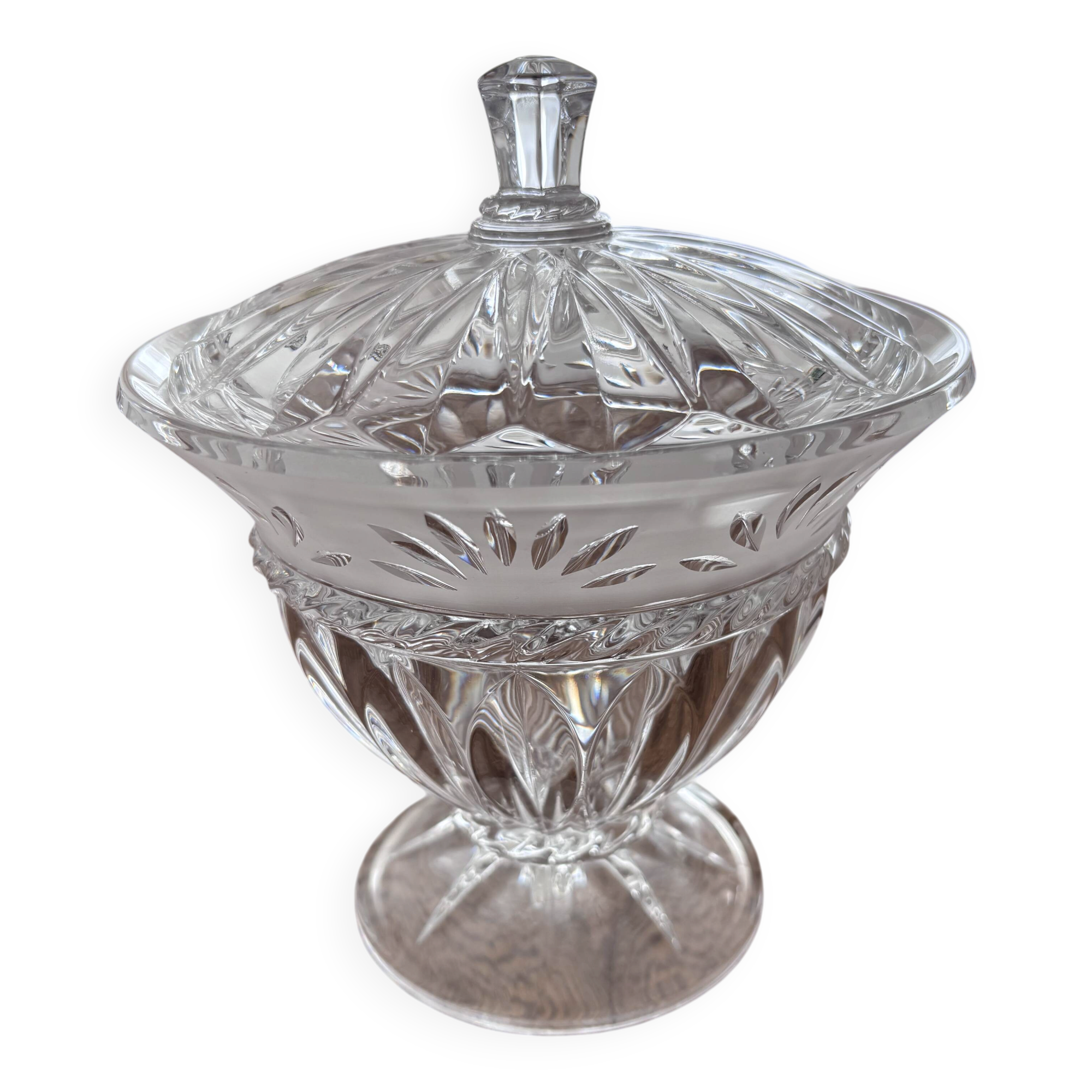 Cut crystal bonbonnière from Bohemia on a pedestal with a lid.