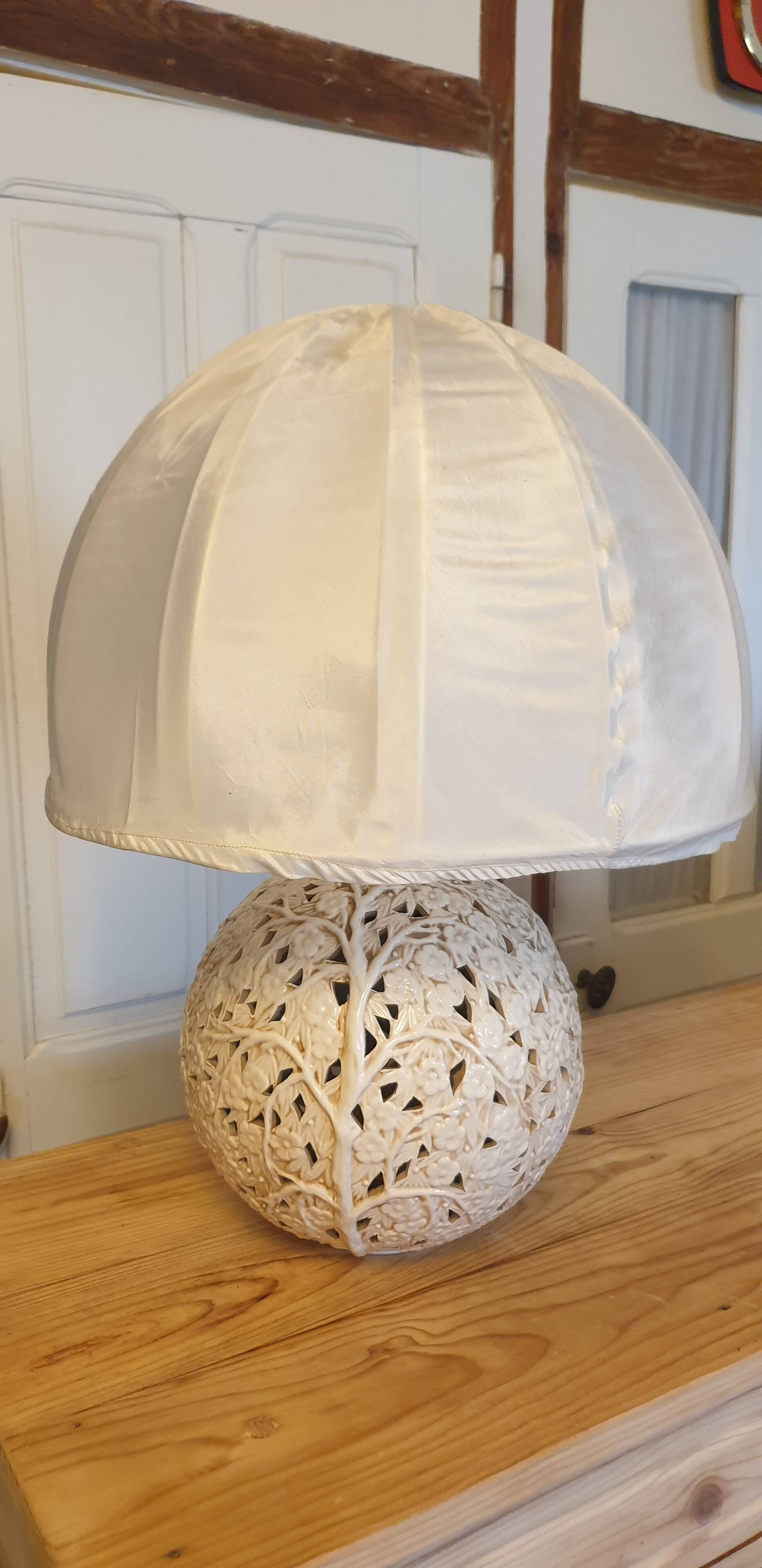Openwork ceramic lamp