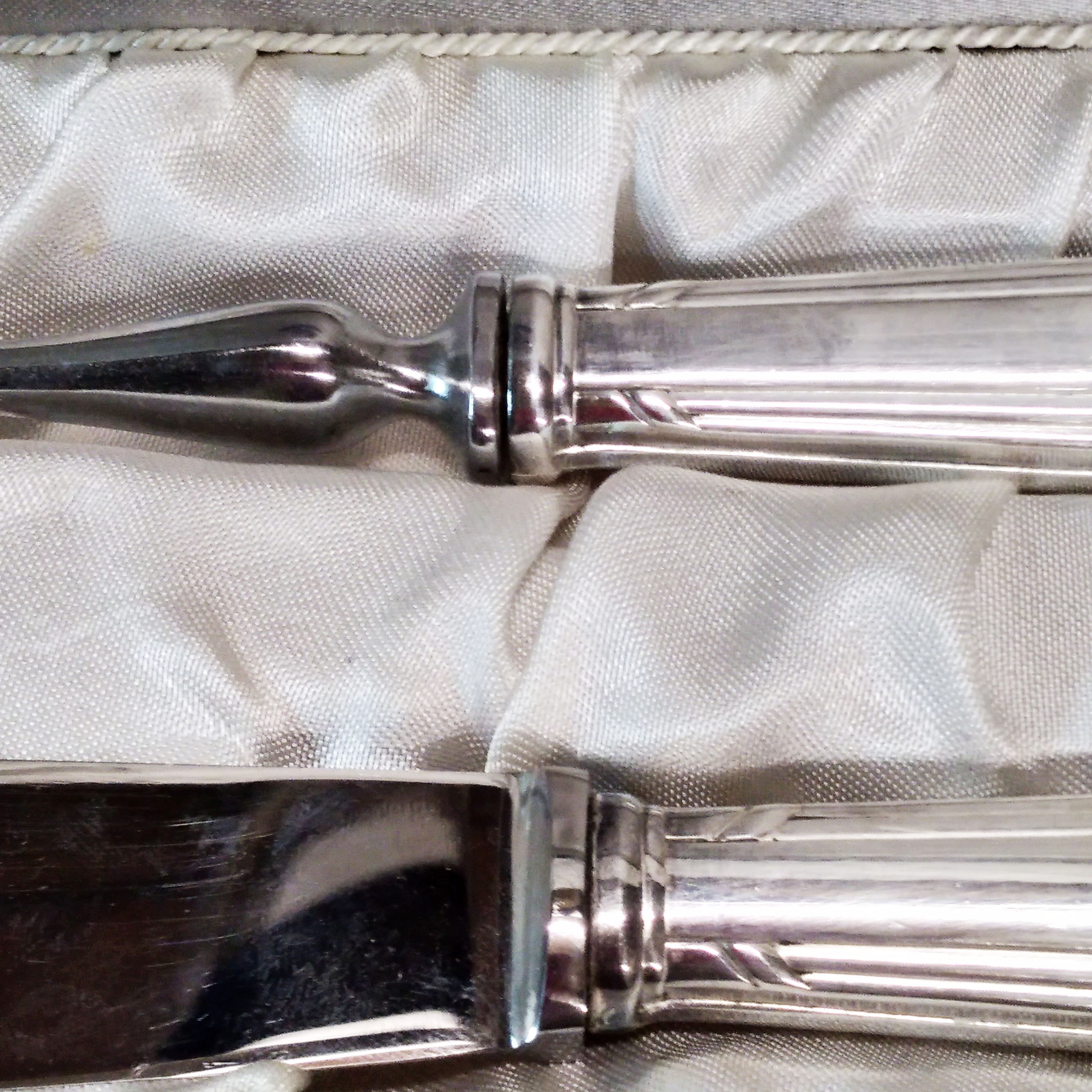 Service to cut art deco meat