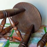 Paire de tabourets bas tripodes vintages en bois tourné