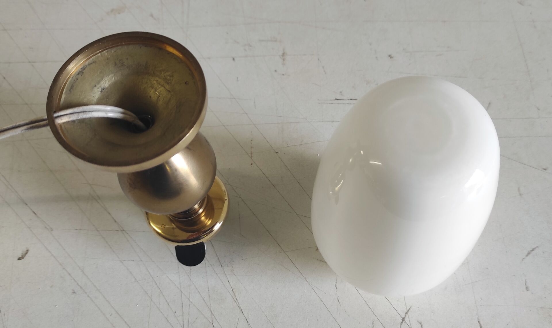 Table lamp in brass and opaline globe - mid 20th century.