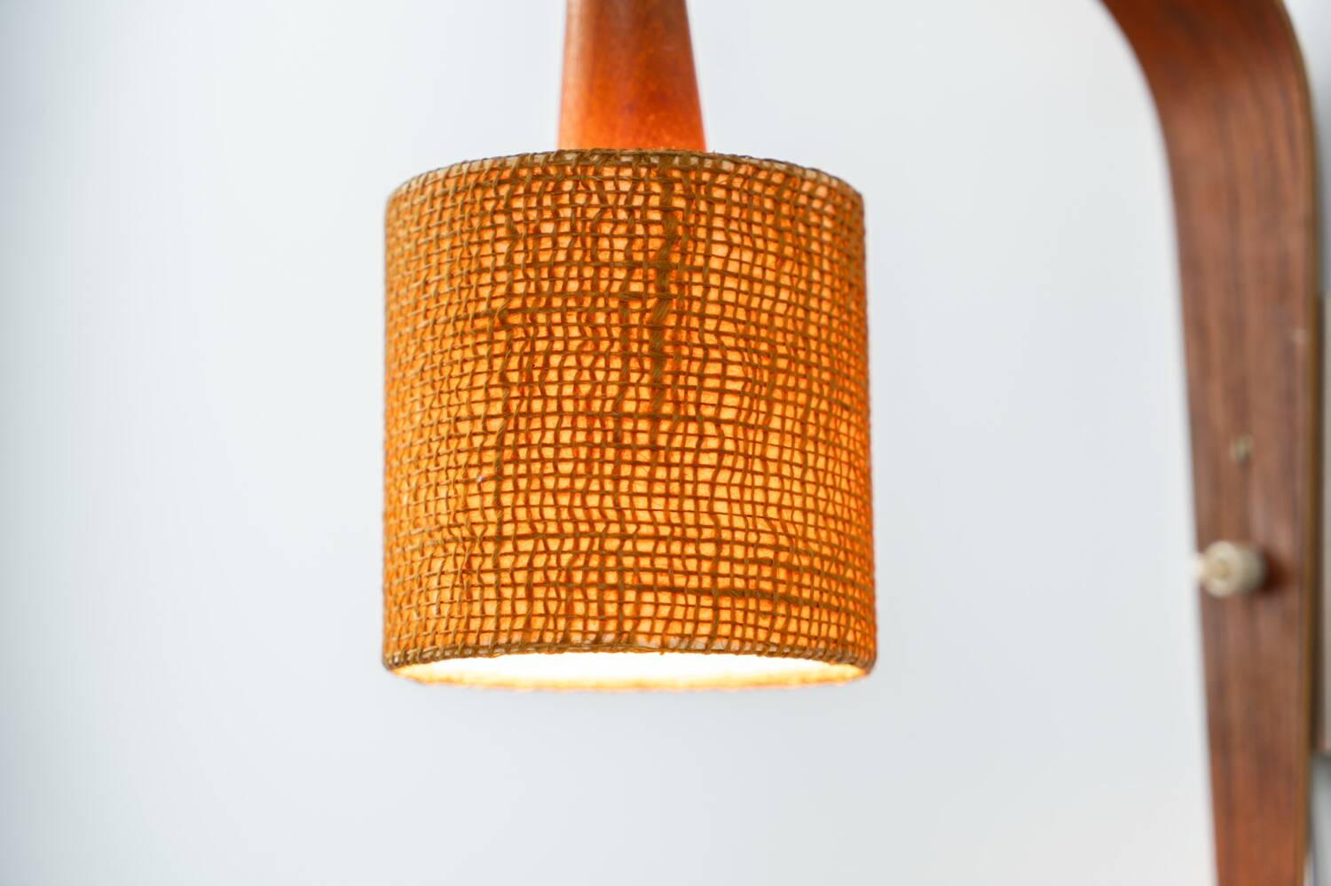 Applique en contreplaqué et sisal (Danemark, années 1960).