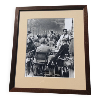 Photo noir et blanc ; terrasse des Champs Elysées