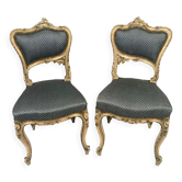Paire de chaises en bois laqué crème effet craquelé, rechampi or, style rocaille