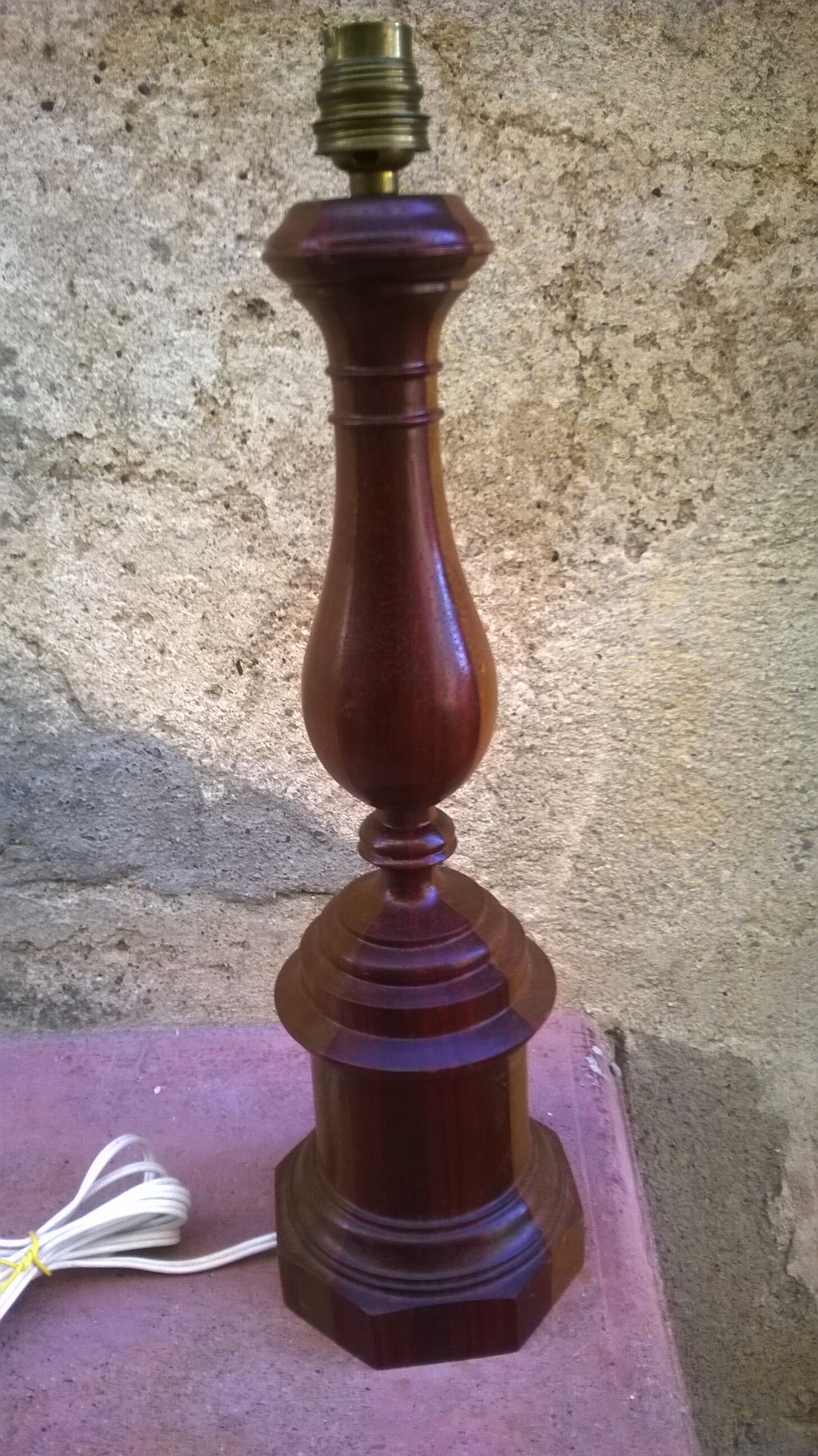 Lampe en bois fruitier