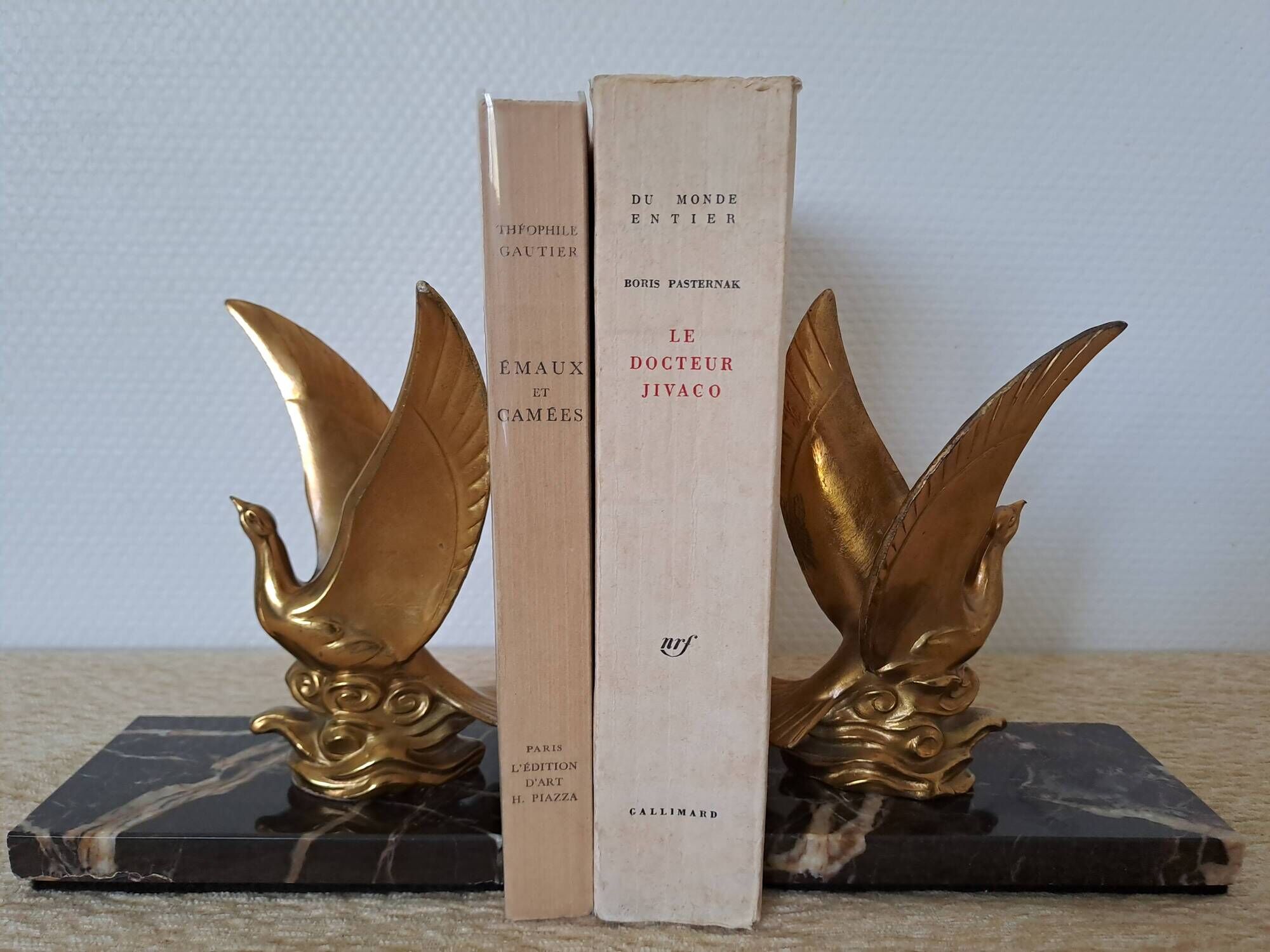 Pair of golden bird bookends on veined marble – Mid-Century vintage