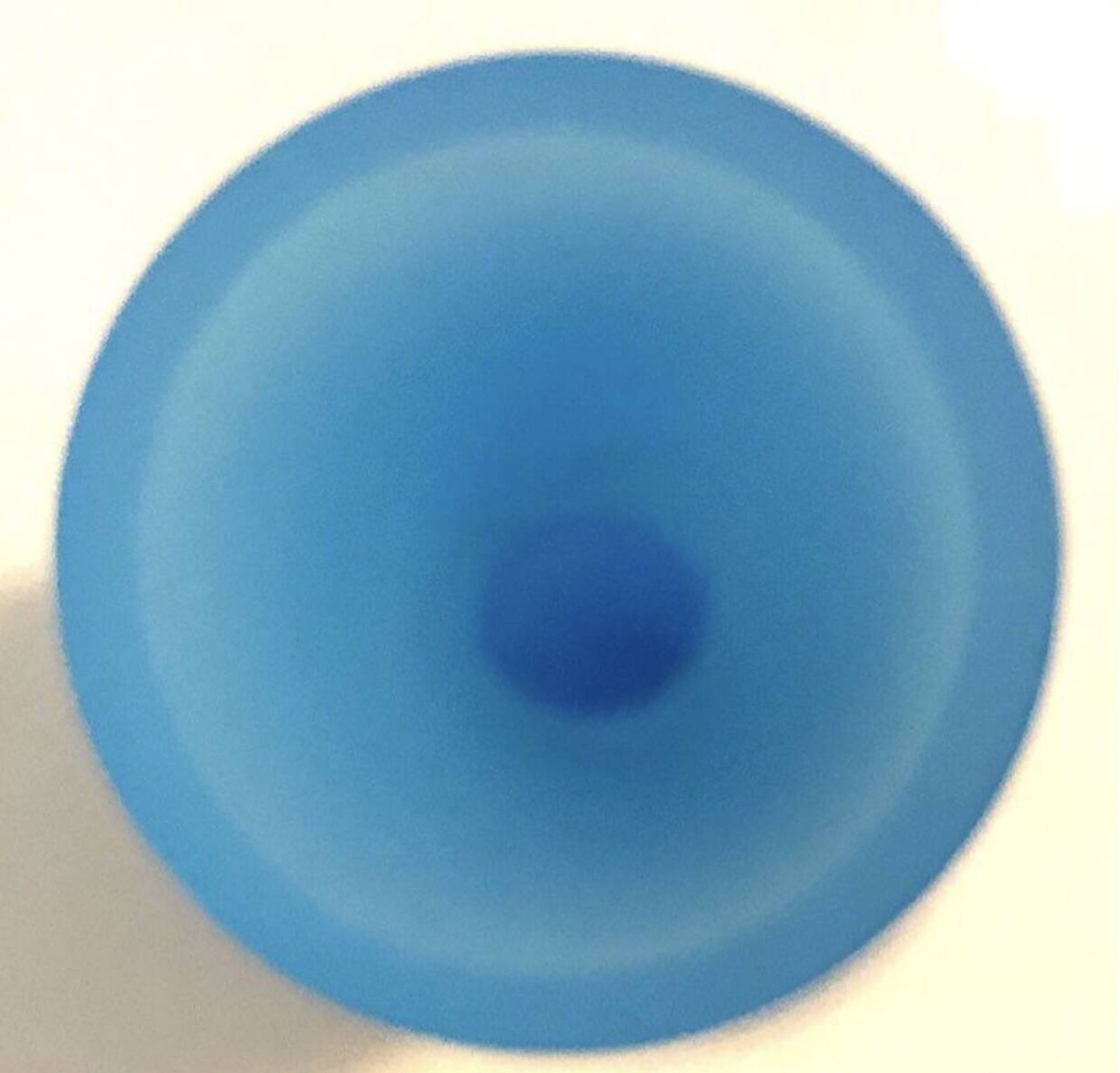 Vase à pied en opaline bleu