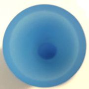 Vase à pied en opaline bleu