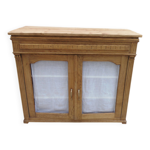 Buffet ancien en bois naturel, portes en tissu et étagères gris perle.