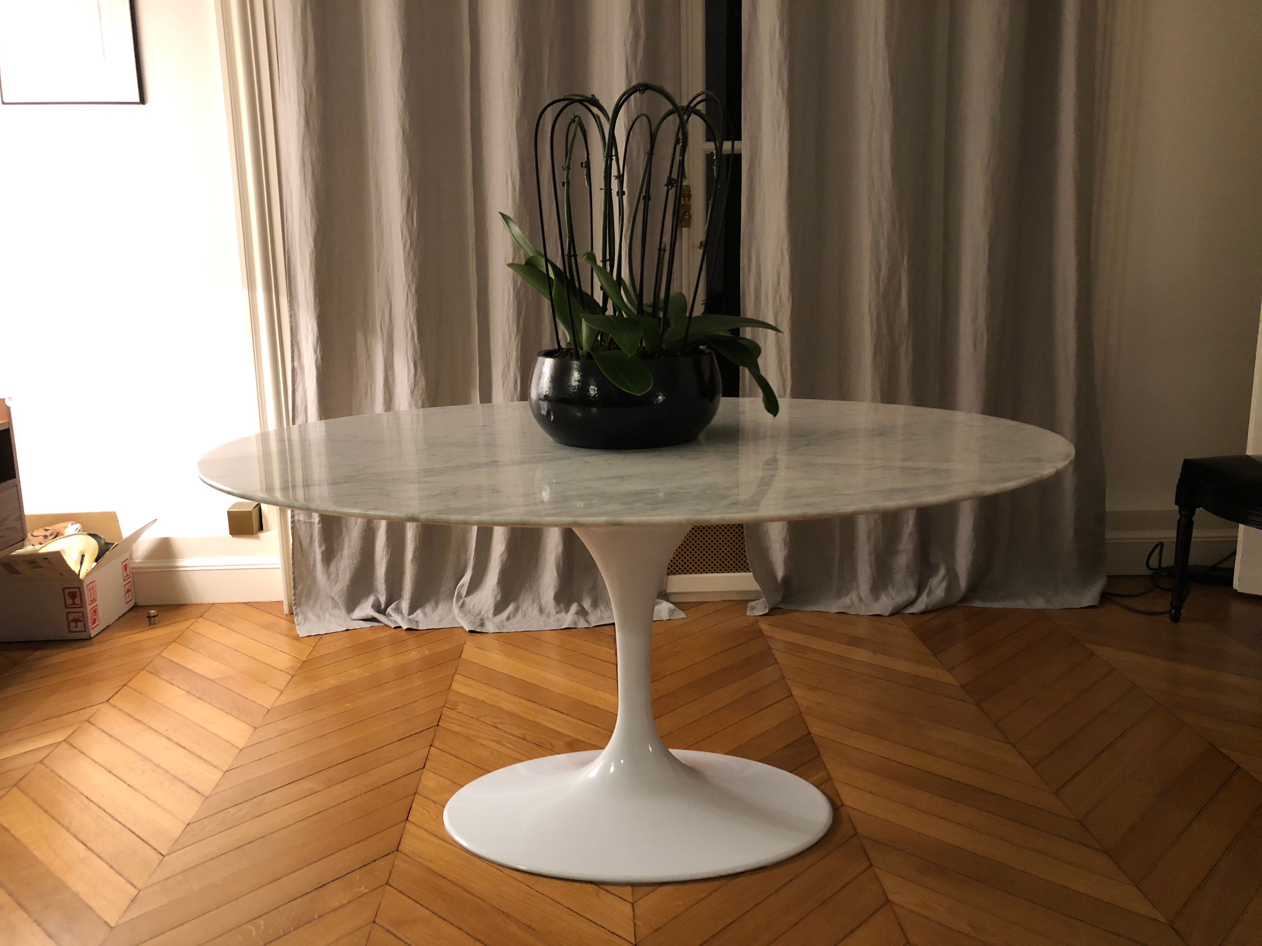 Table Tulip en marbre blanc ovale