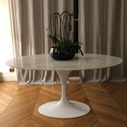 Table Tulip en marbre blanc ovale