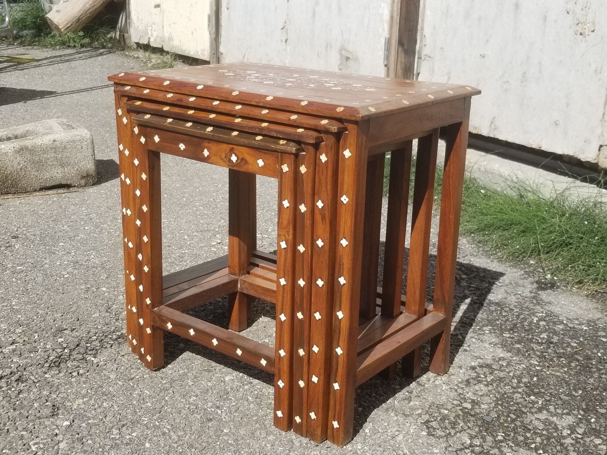 Series of 4 wooden trundle tables with mother-of-pearl inlays, Orient XXth