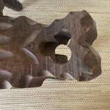 Chaise tripode espagnole vintage en bois sculpté