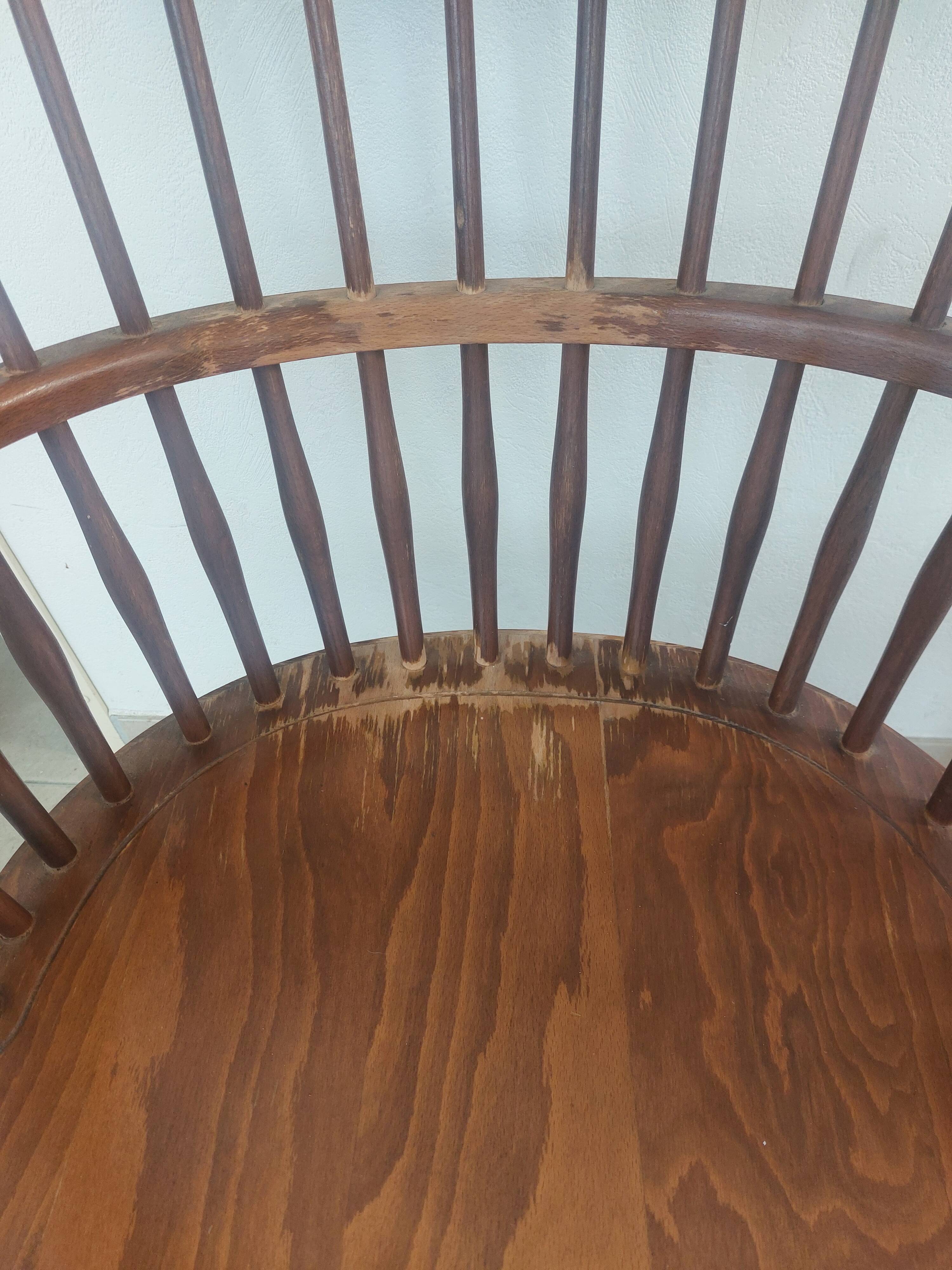 Pair of Windsor armchairs - Noticeable signs of use