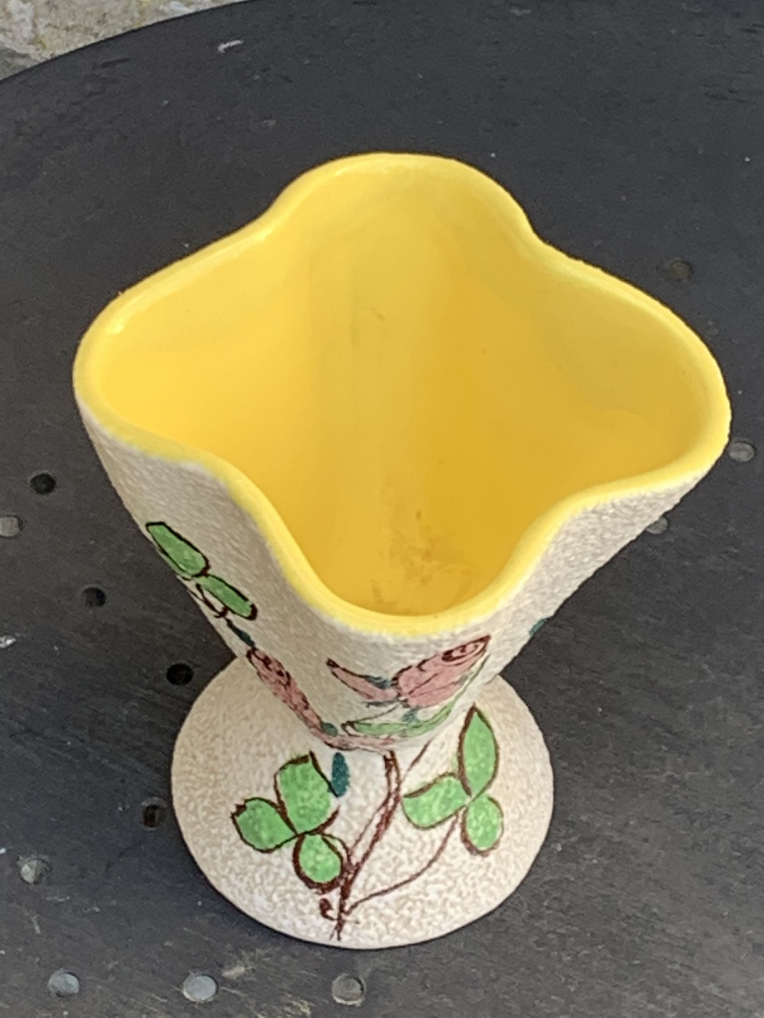 Vase en céramique émaillée jaune et blanc roses peintes vintage 1960