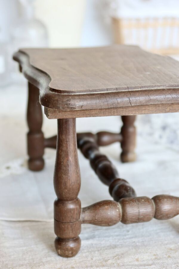 Petit tabouret ancien en bois tourné