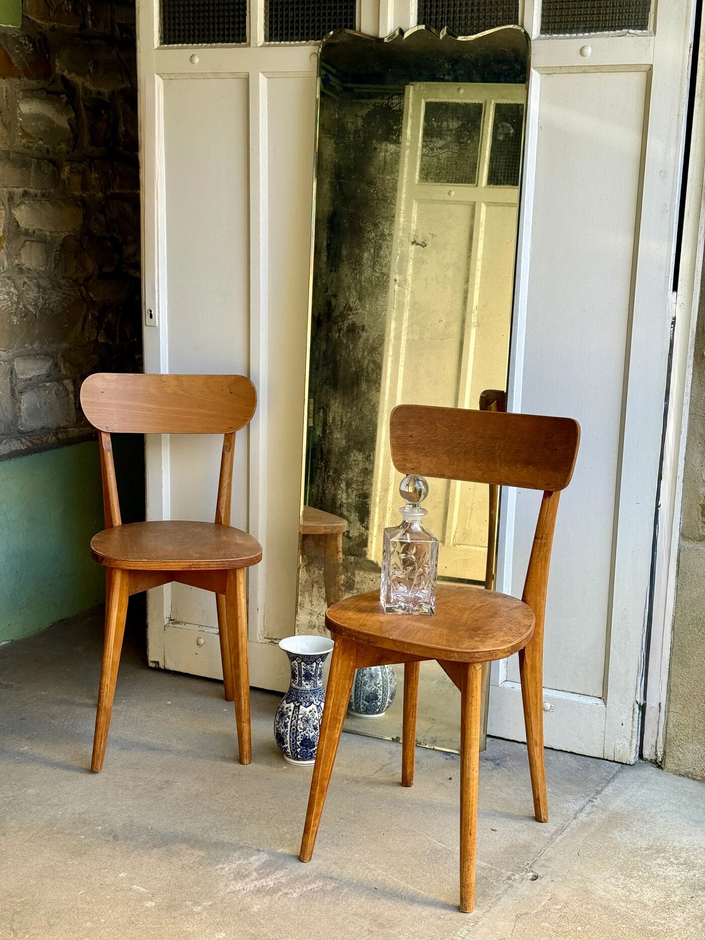 Paire de chaises en bois brut