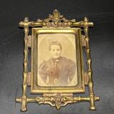 Photographie ancienne d'une femme dans un cadre en laiton