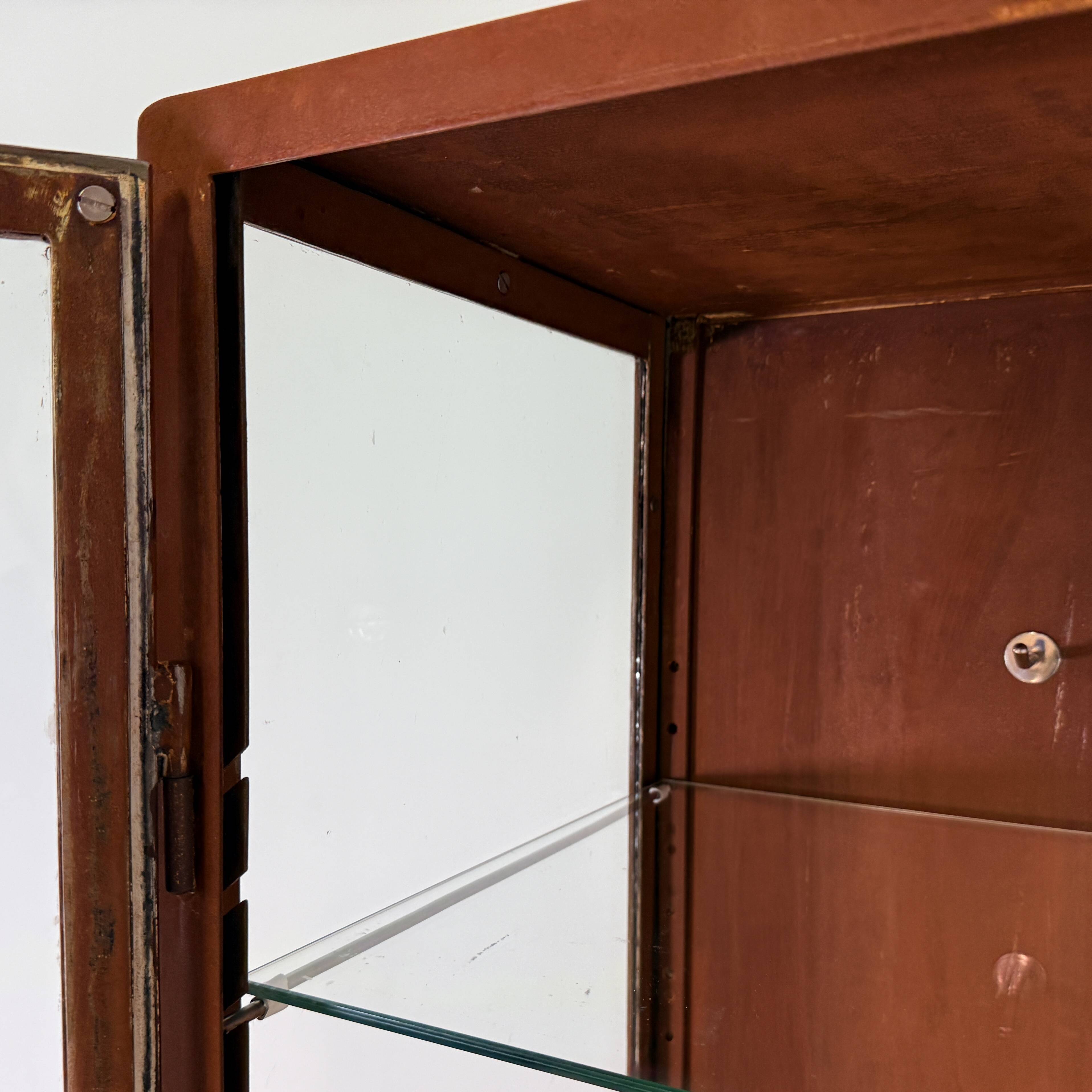 Vitrine vintage de mancave pour médecin avec traitement anti-rouille.