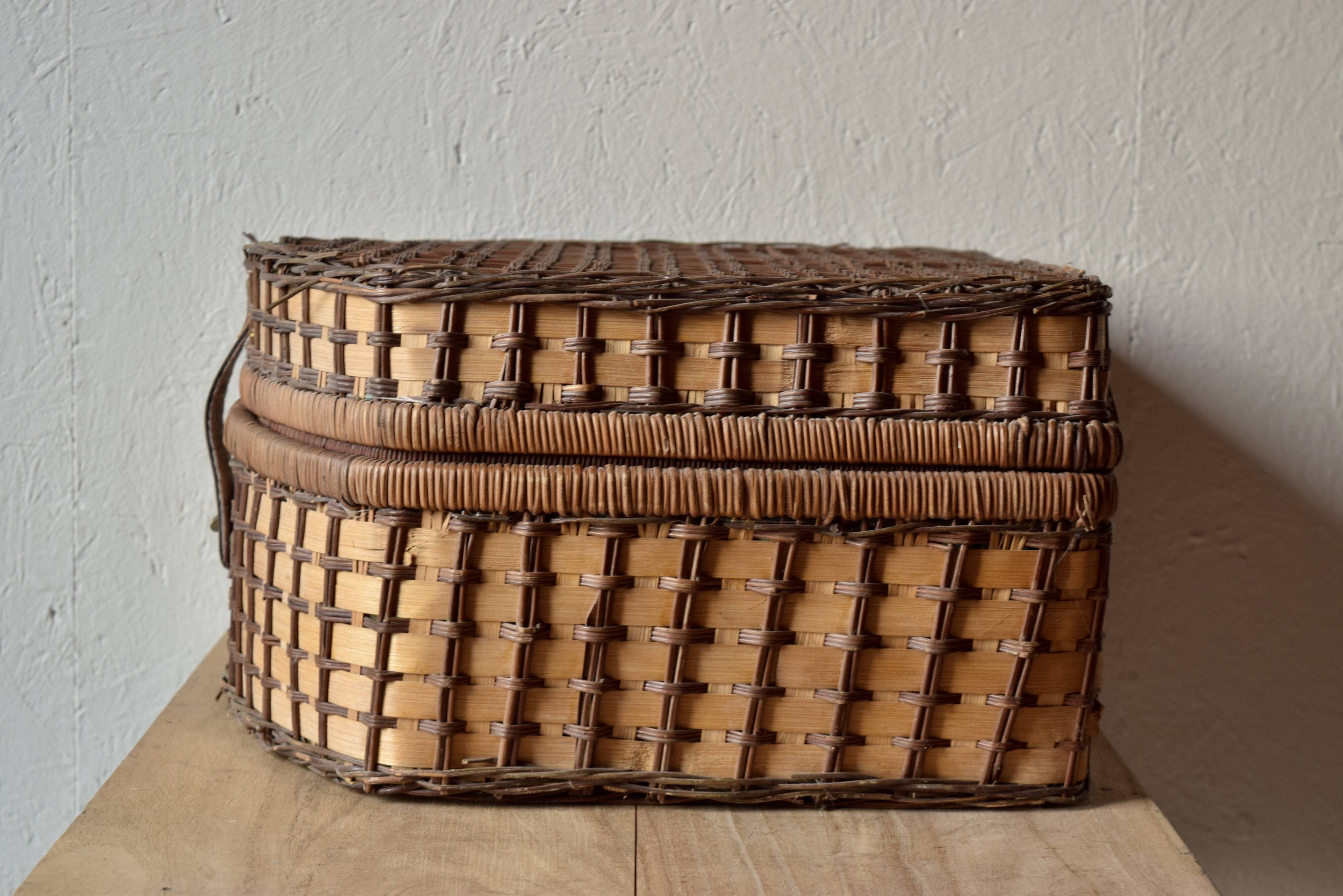 Vintage picnic basket - complete for 4 people