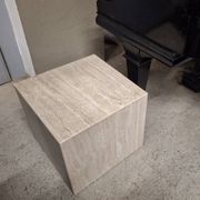Table basse ou piédestal en travertin veiné italien