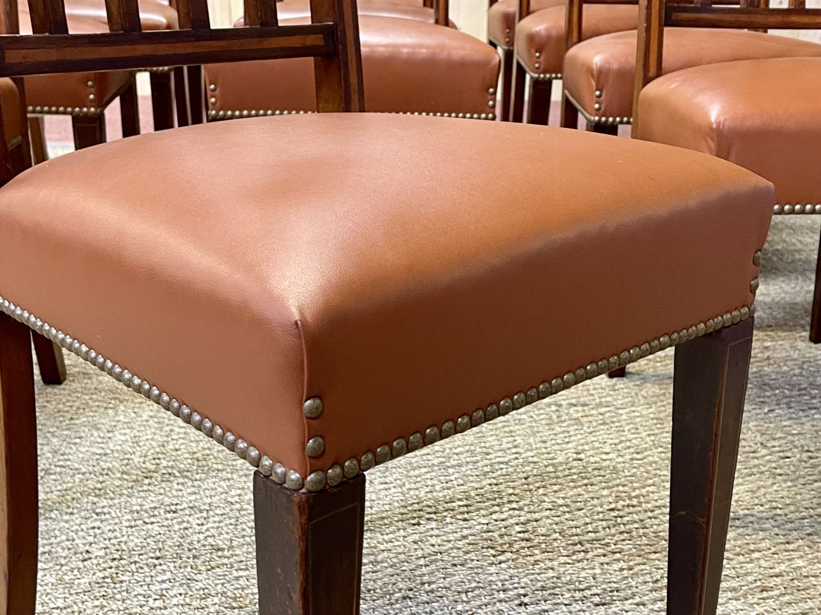 Suite of 12 English chairs nineteenth in mahogany and imitation leather