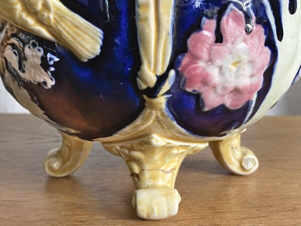 Ancien cache pot en faïence barbotine décor oiseaux - vers 1900