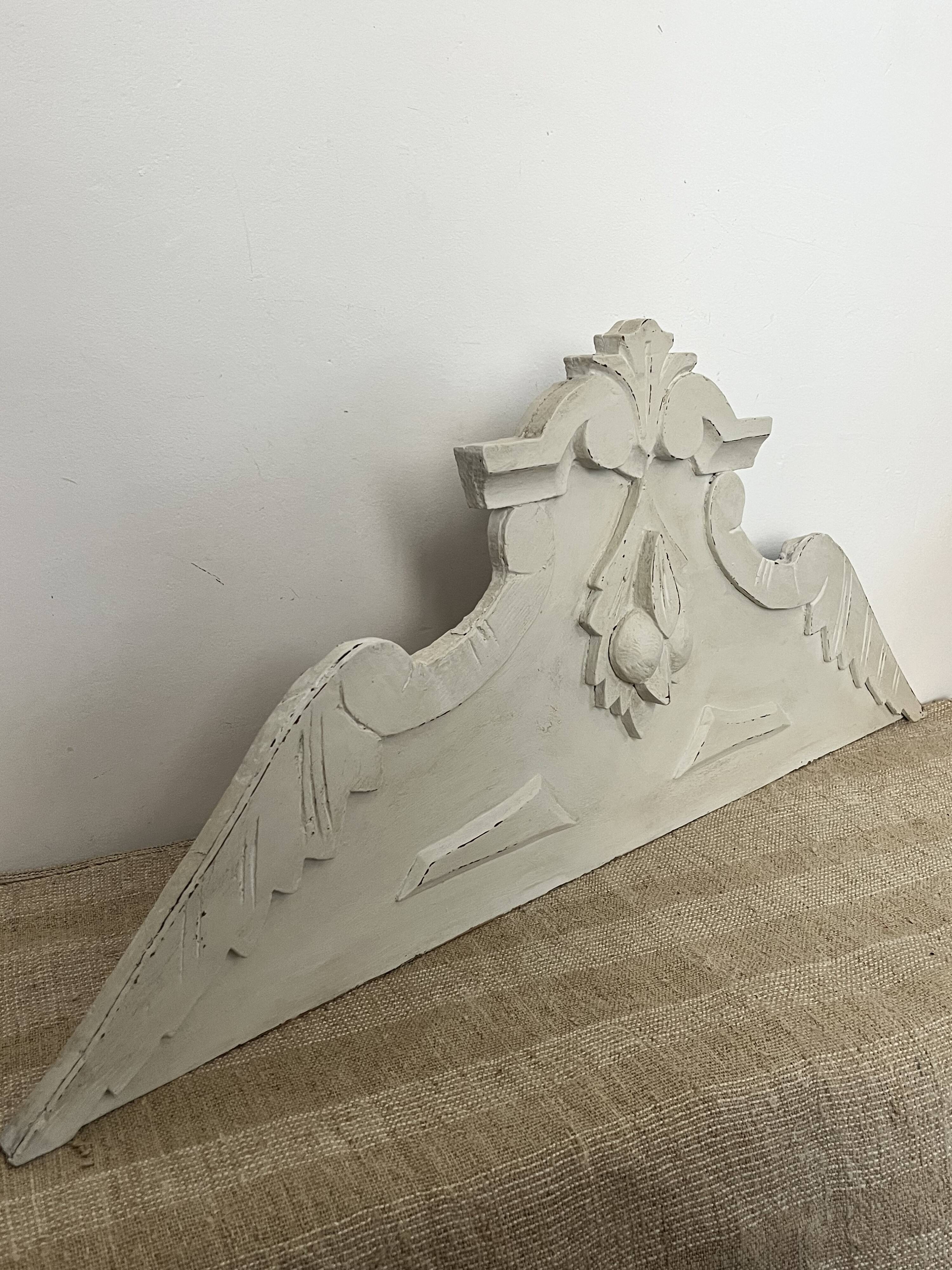 Fronton en bois sculpté