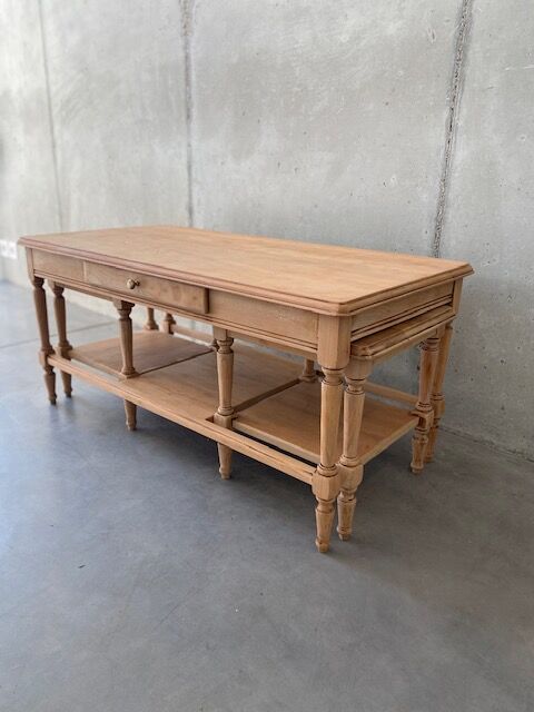 Coffee table double pull-out trays