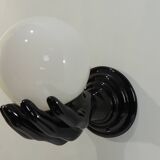 Paire d’appliques mains noires tenant un globe en opaline, années 70