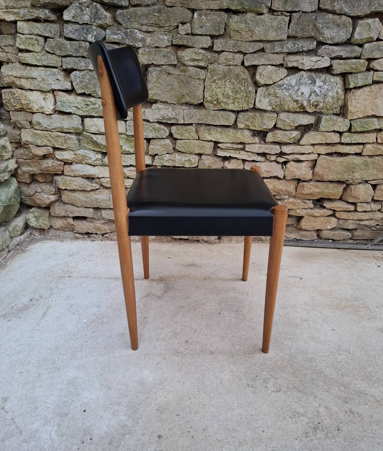 Chaise scandinave hêtre et skaï