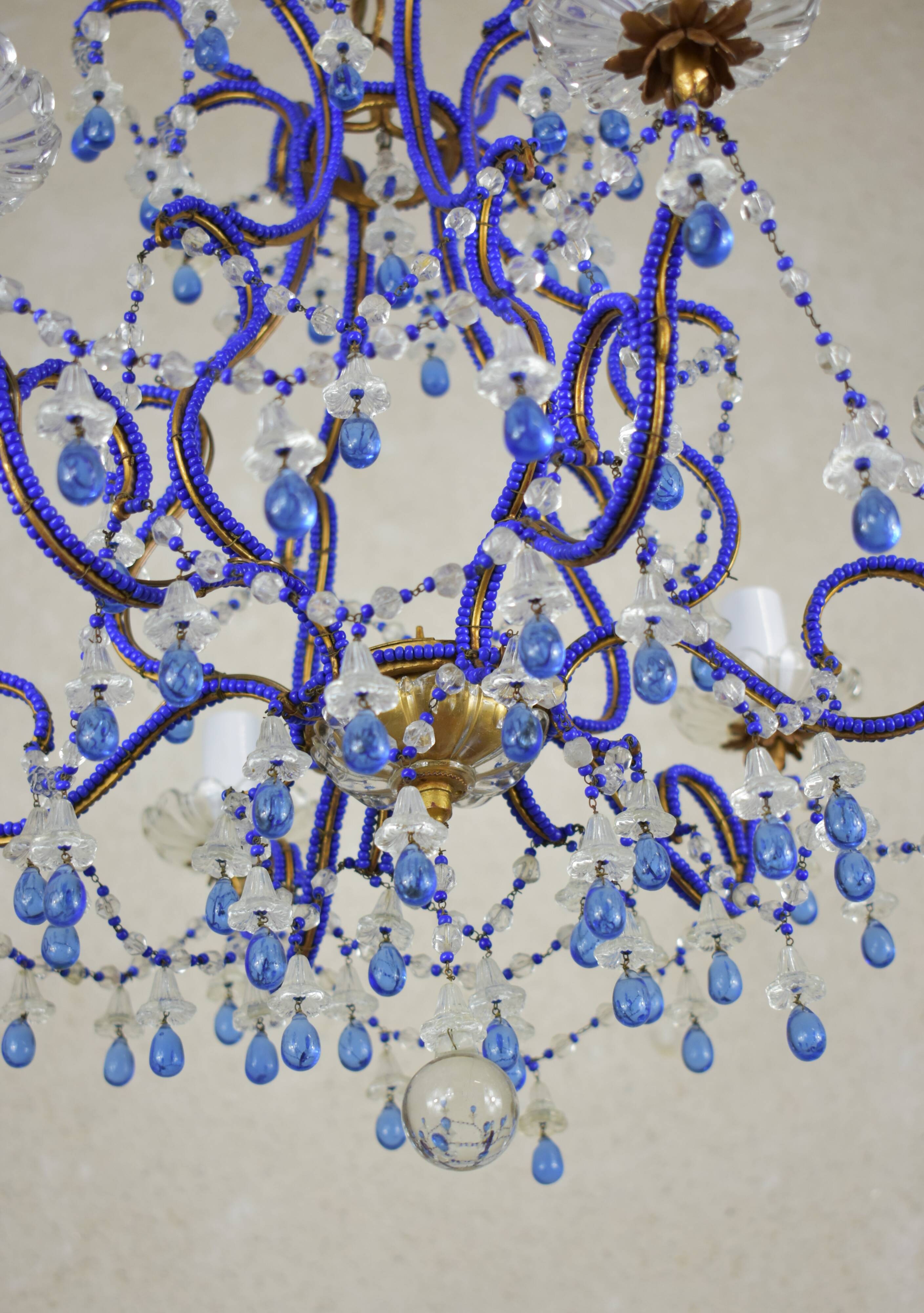 lustre bleu, fait de perles.