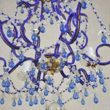 lustre bleu, fait de perles.