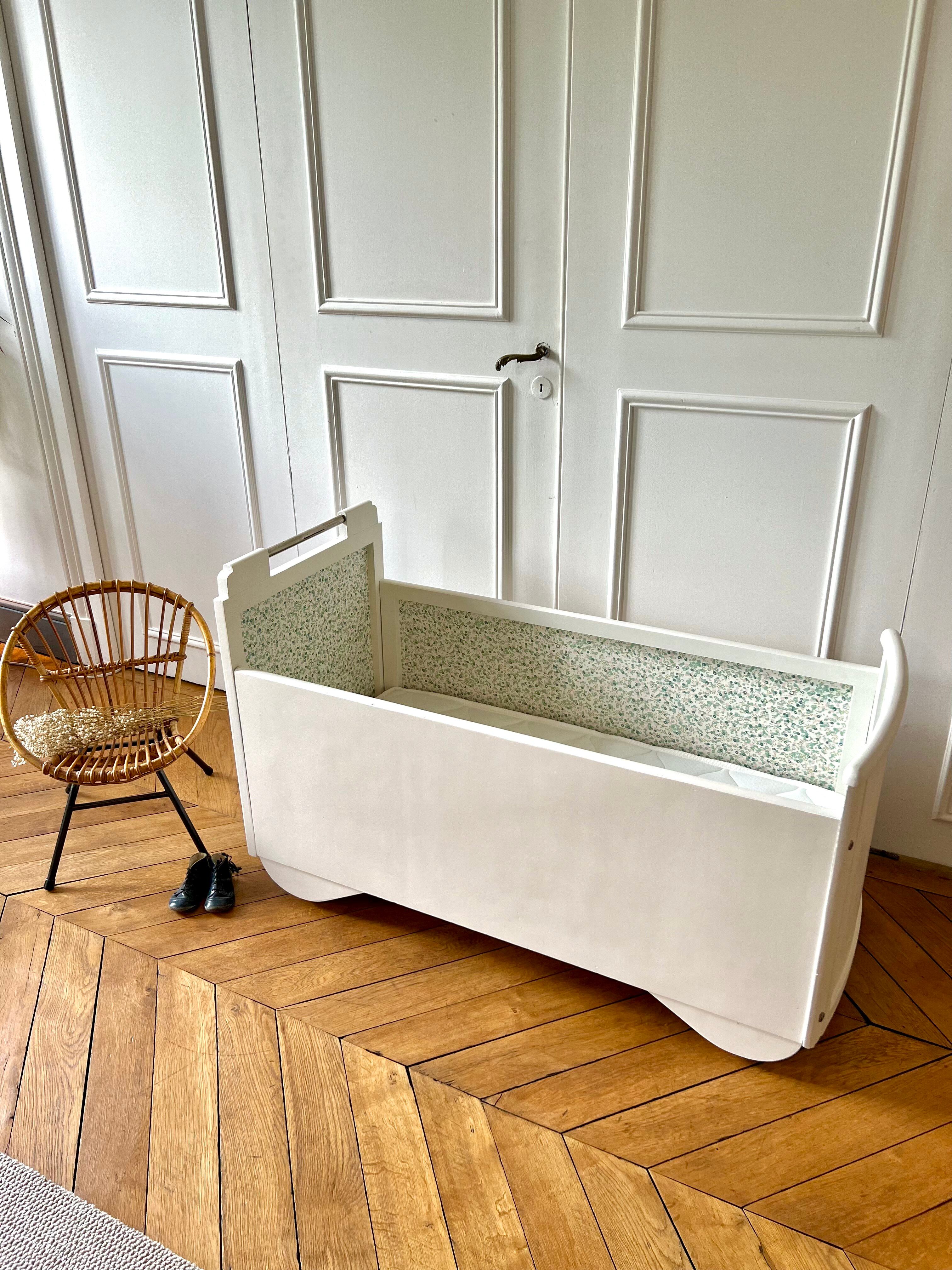 Lit bébé années 50 rénové et son matelas