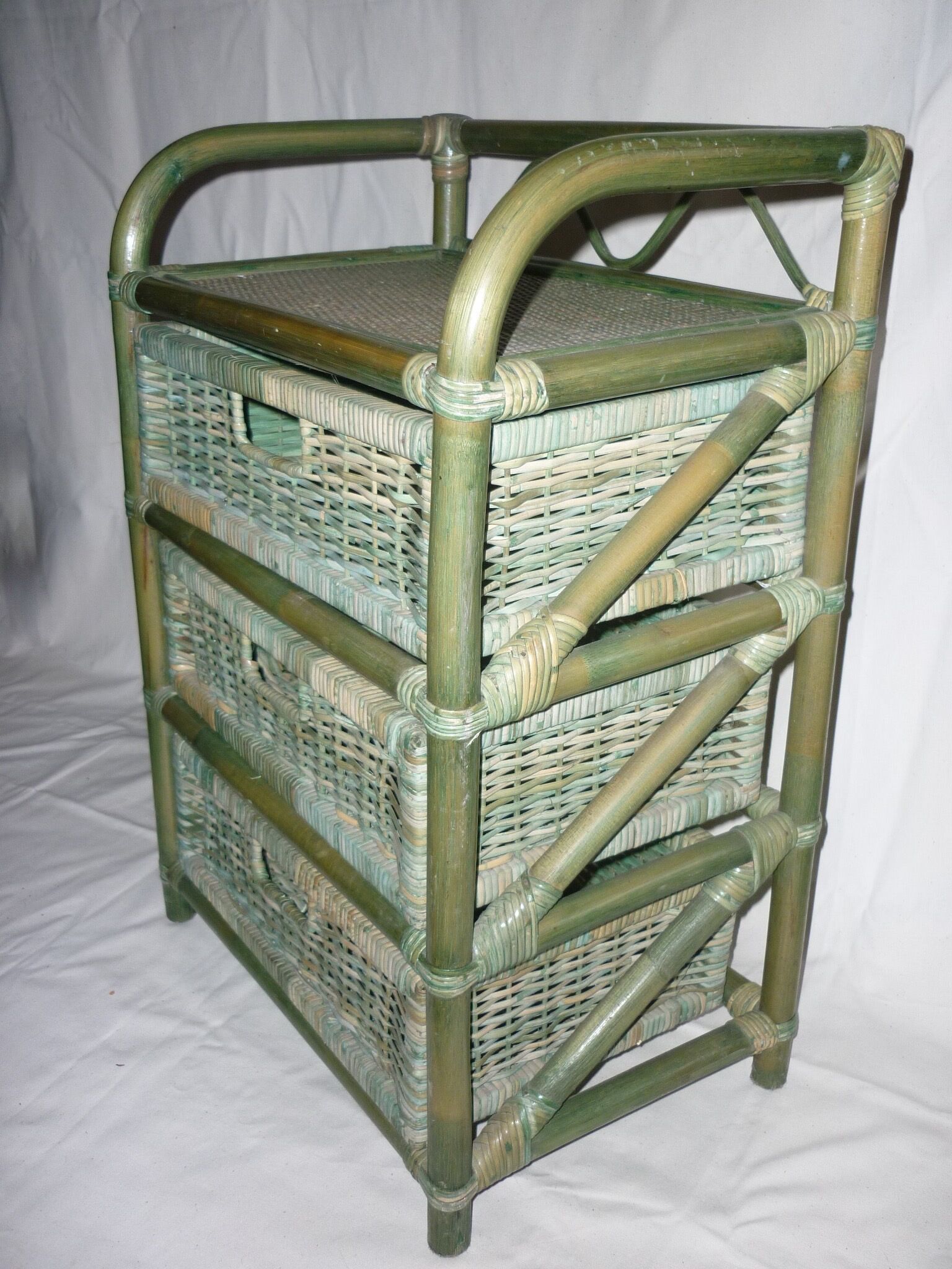 Bedside table with 3 drawers in bamboo and green rattan