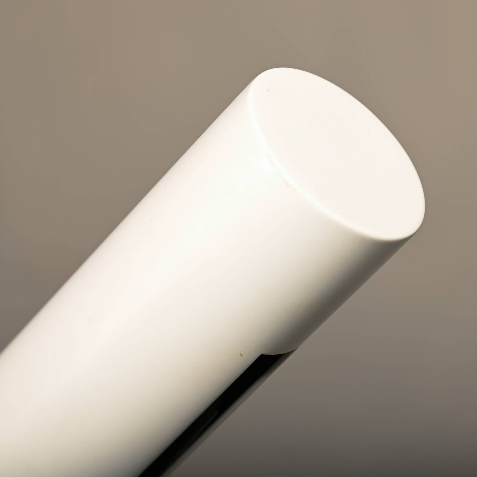 Lampe sur pied blanche AJ d'Arne Jacobsen pour Louis Poulsen, Danemark