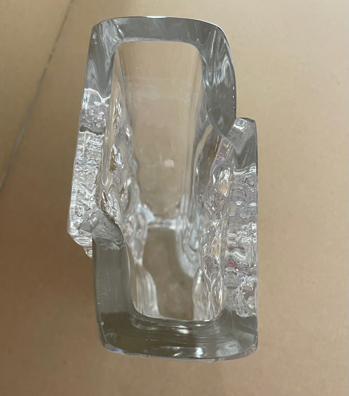 Vase en cristal épais Daum. Décor sculpté forme moderniste. 1960 - 70