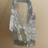 Vase en cristal épais Daum. Décor sculpté forme moderniste. 1960 - 70