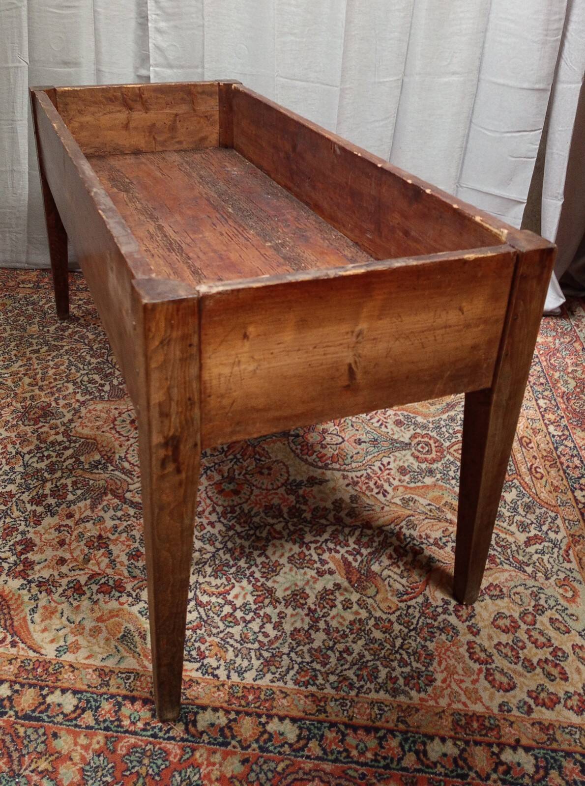 Table with a kneading trough in beech from the 19th century.