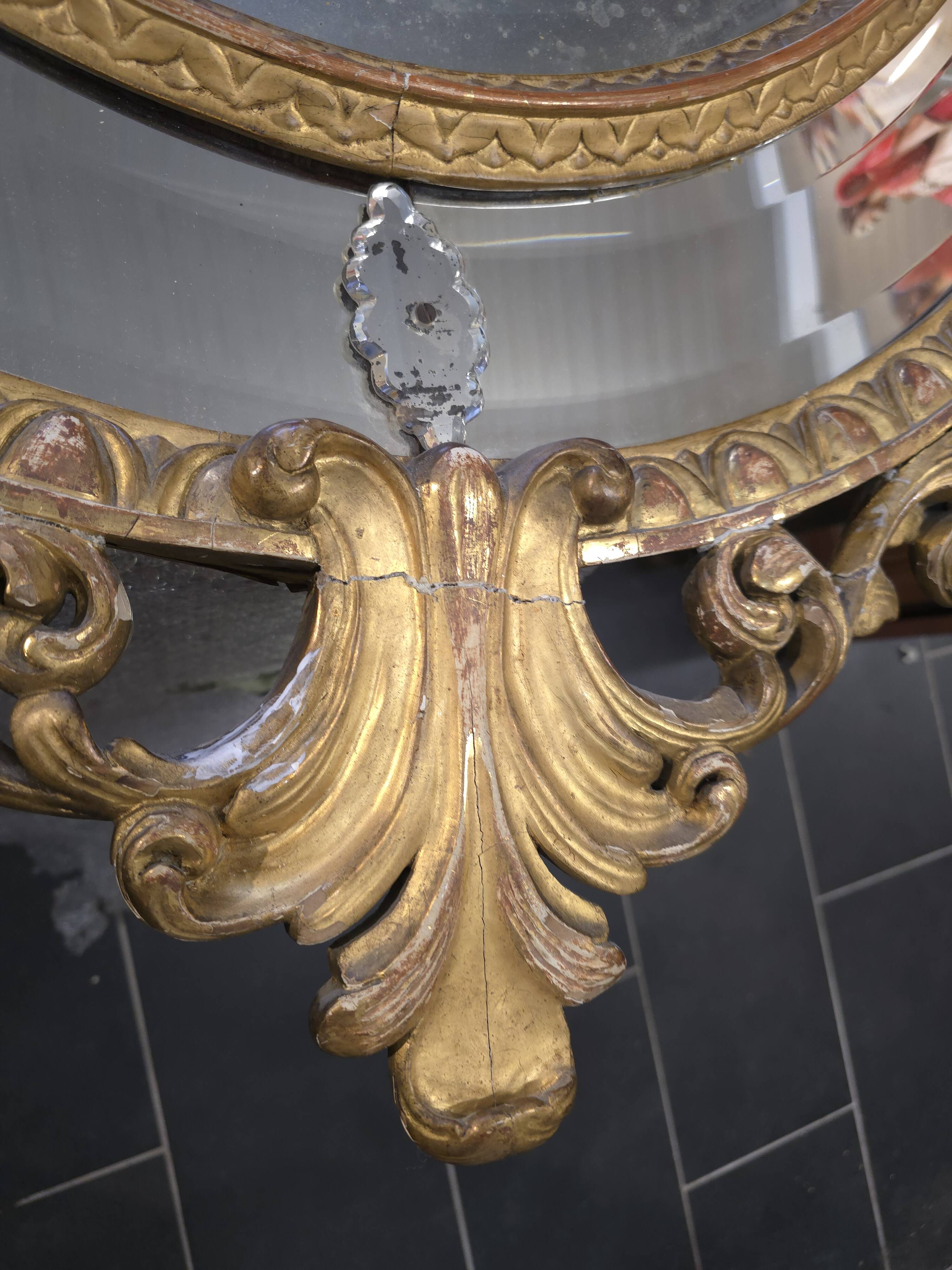 Oval mirror in gilded wood