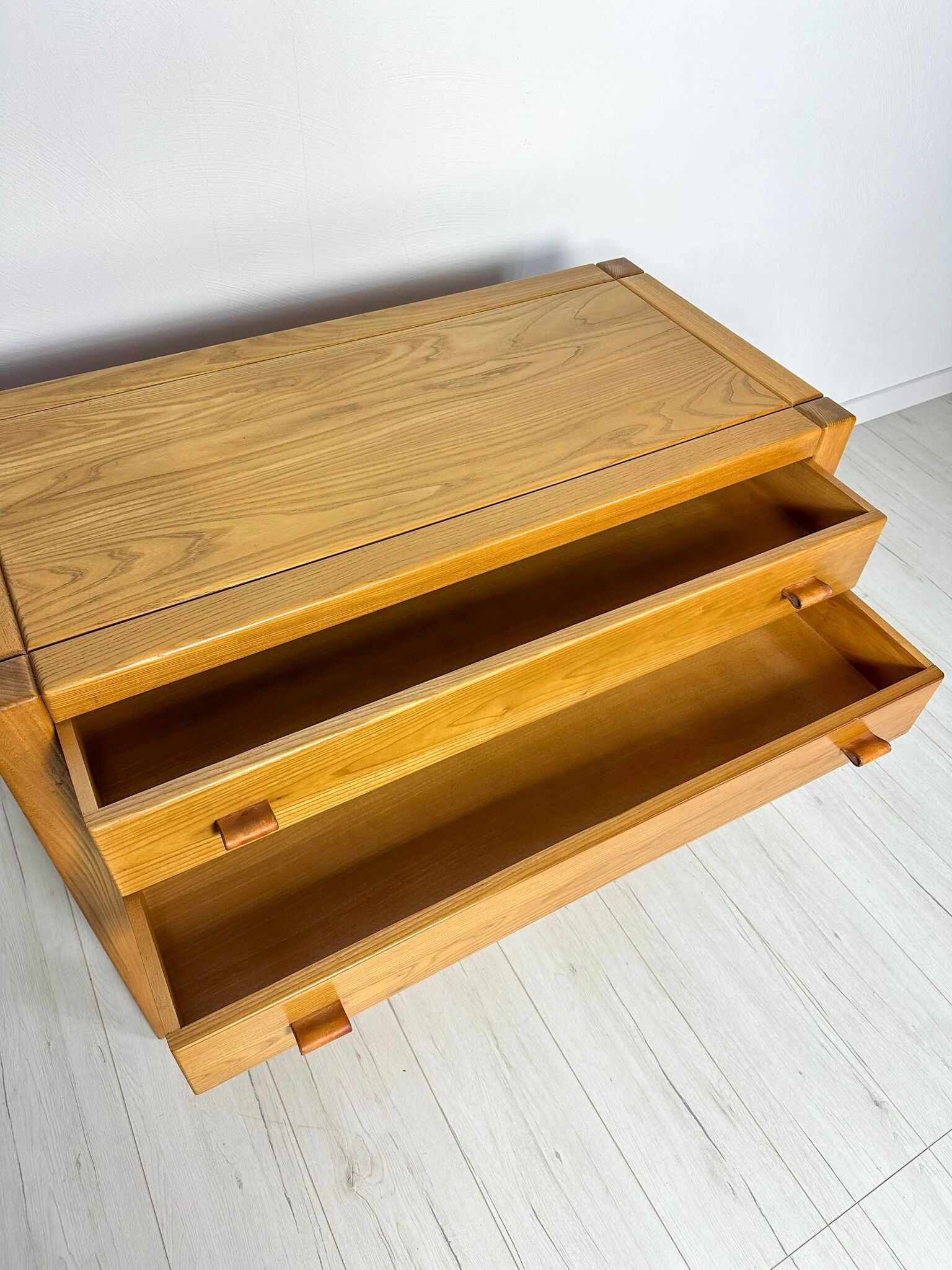 Commode française vintage en orme des années 1960, signée Maison Regain