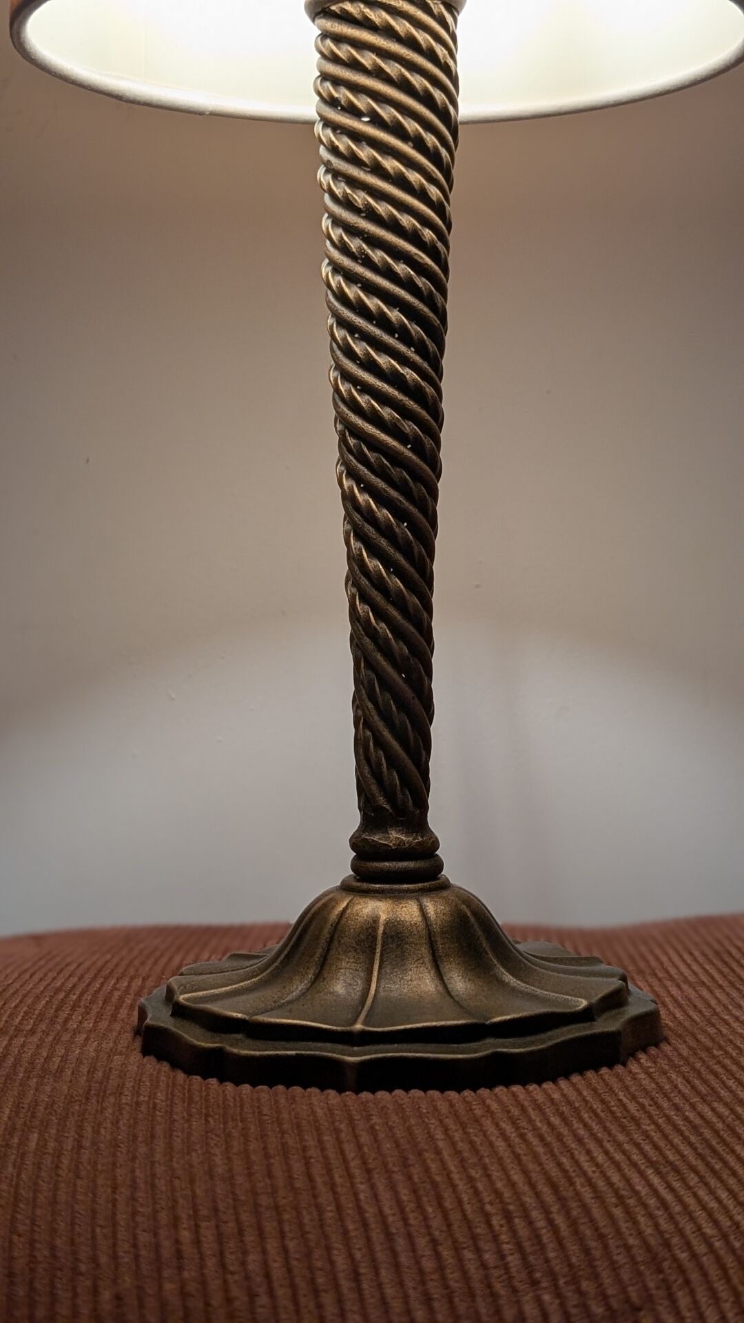 Lampe en laiton torsadé