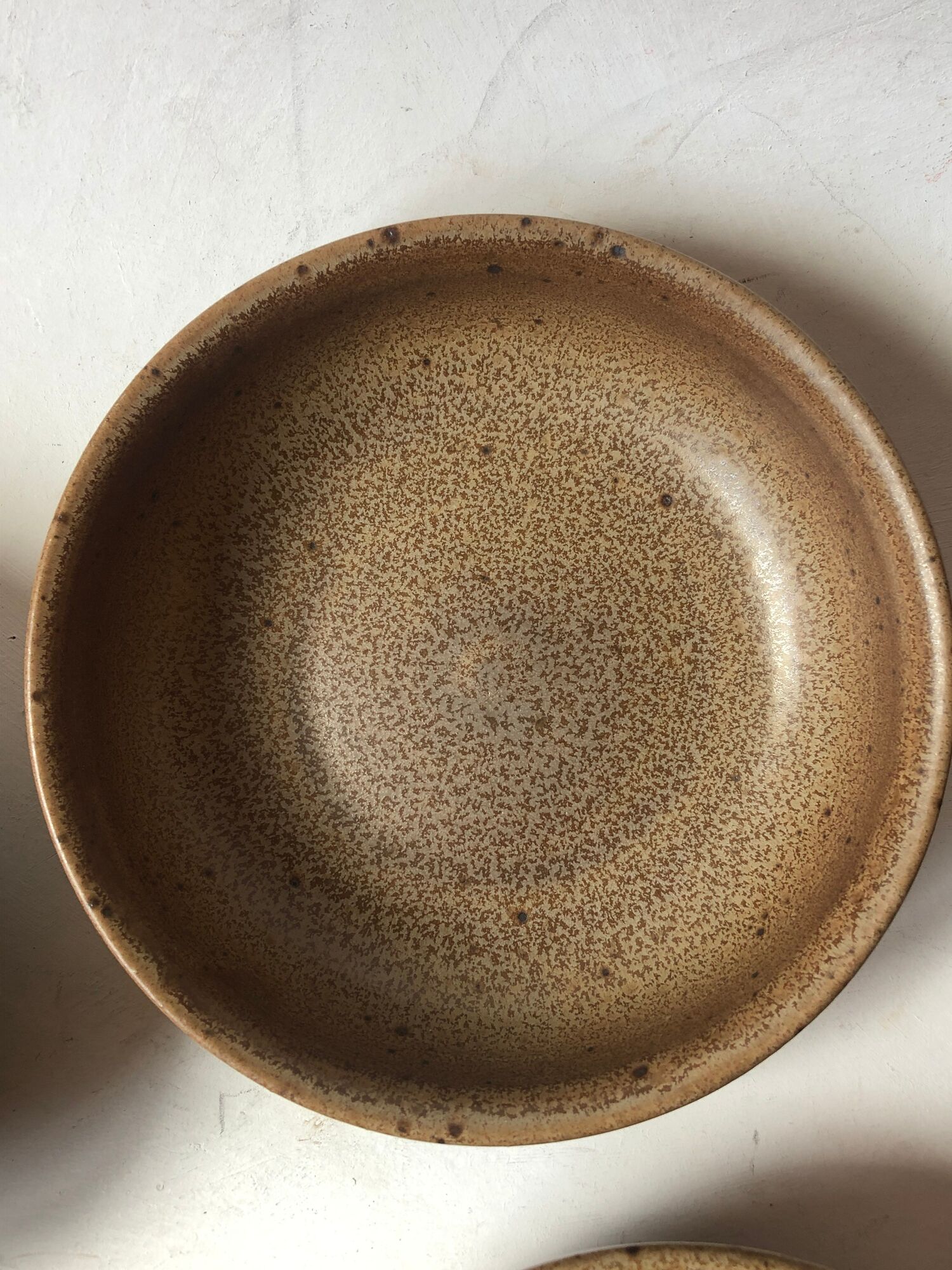 Ensemble de 4 assiettes creuses en grès, “Poterie d'Alésia"