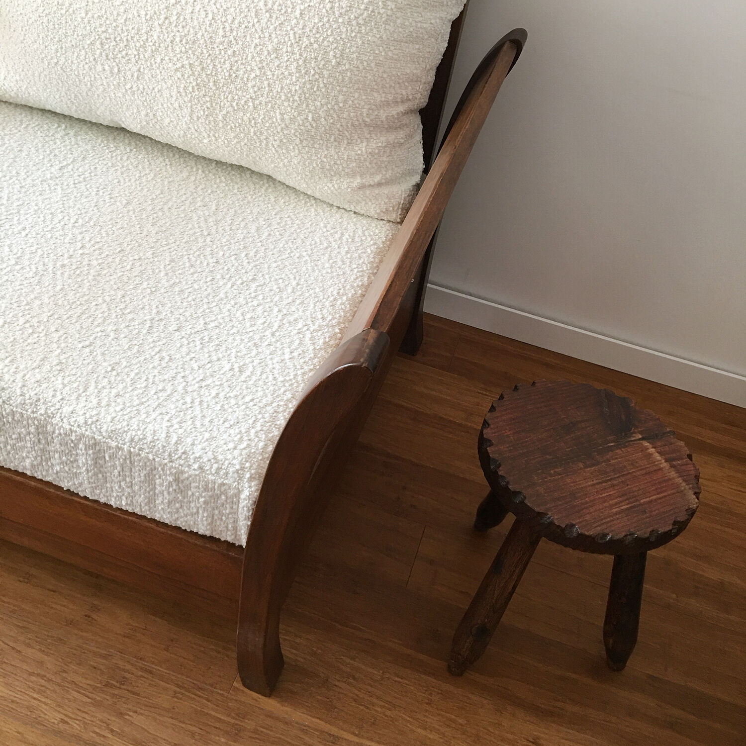 Fauteuil bois et tissu bouclette blanc crème