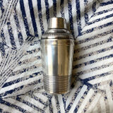 Shaker ancien en métal argenté poinçonné style Art Déco