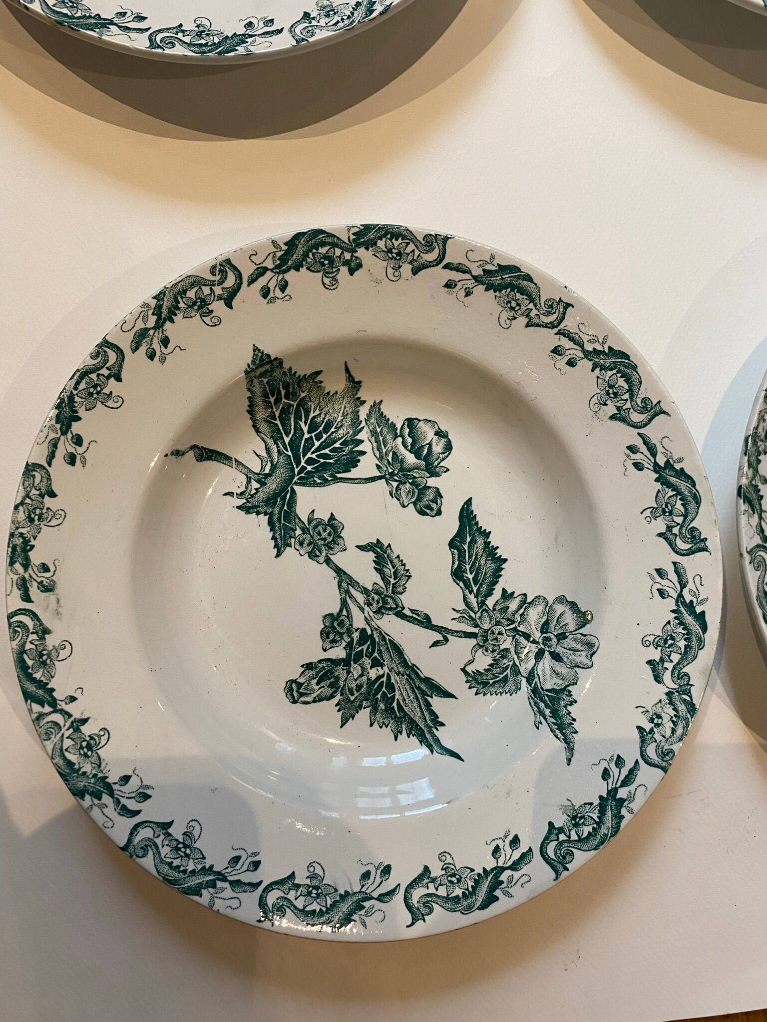 Set of 4 hollow plates, foliage decorations, Manufacture de St-Amand-les-Eaux