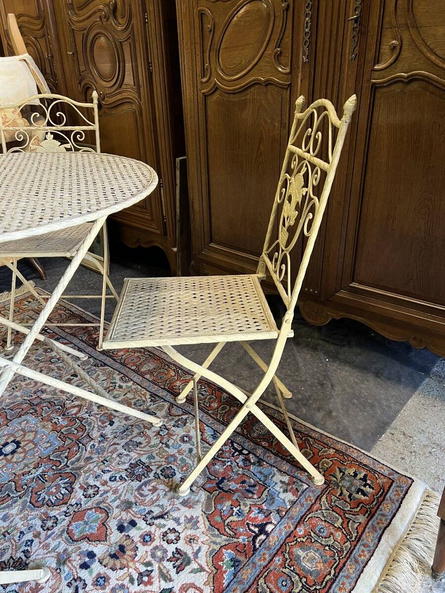 Foldable garden or terrace furniture set made of sheet metal and woven, perforated wrought iron, 5 pieces.